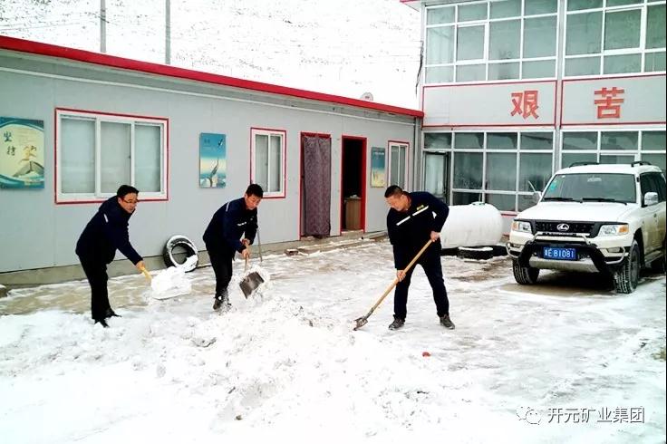 人間四月芳菲盡，山中春雪還復(fù)來